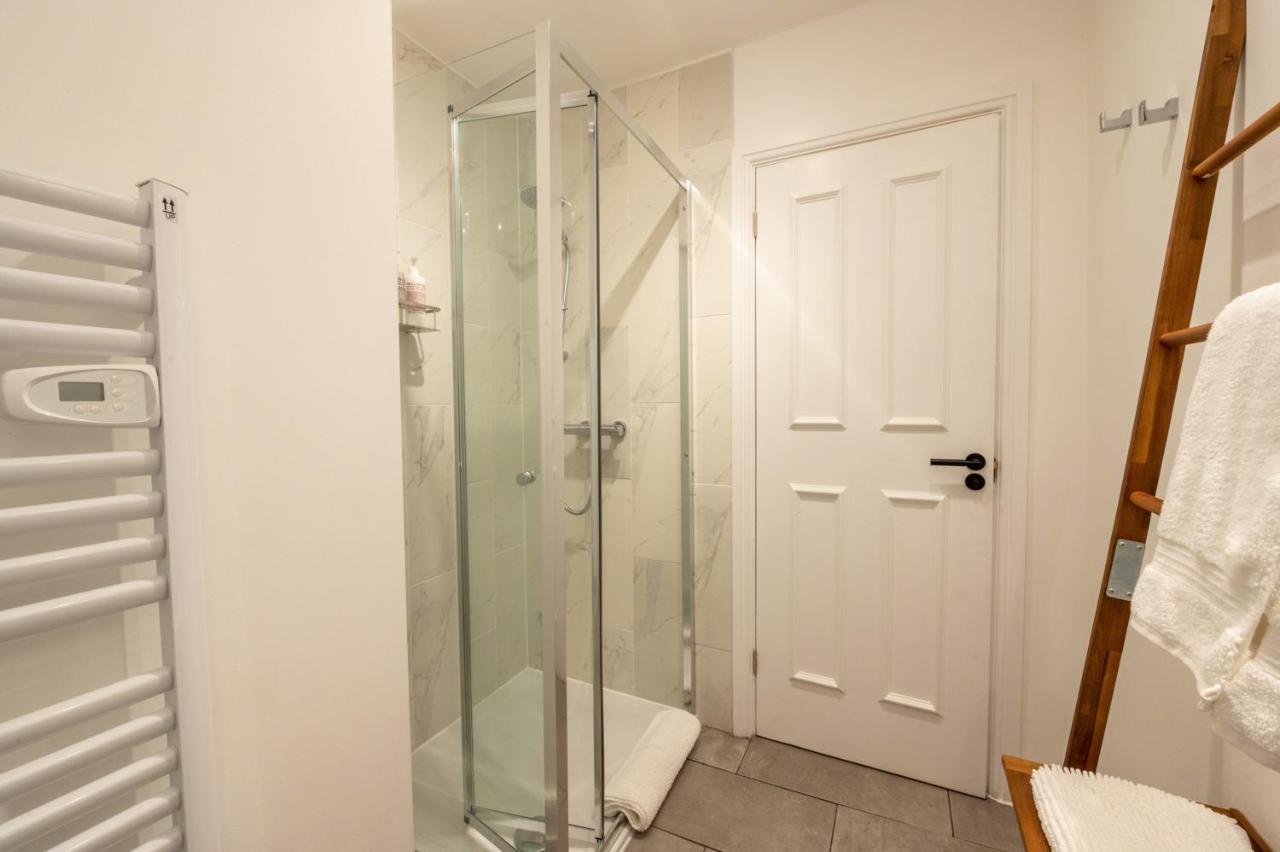 Contemporary Apartment On The Historic Rows Chester Exterior photo